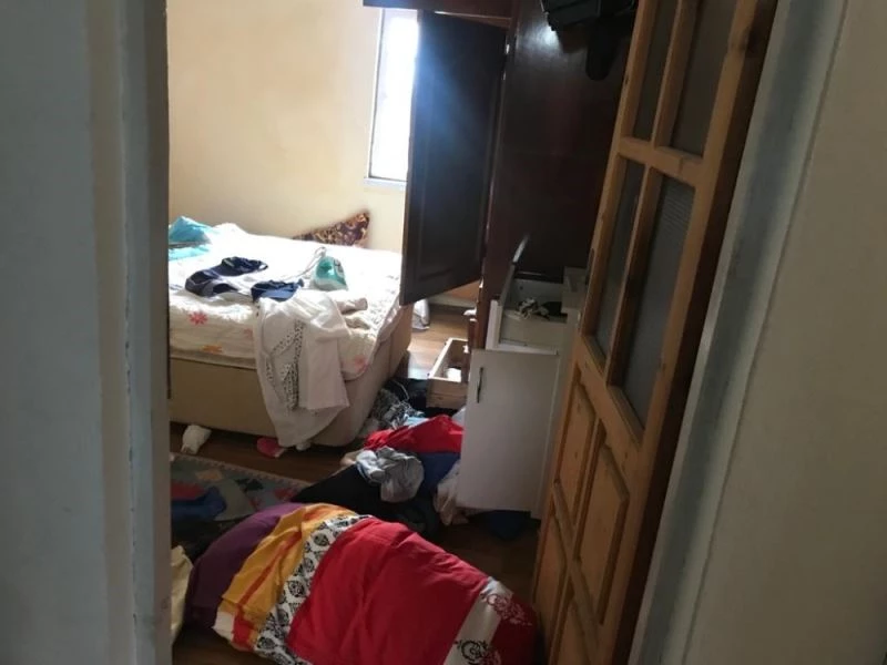 Hırsız umduğunu bulamadı, evi alt üst etti
