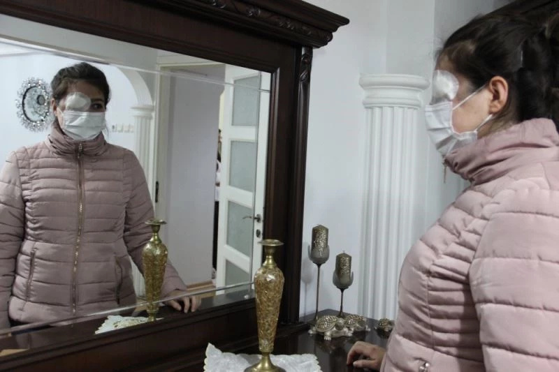 (Özel) Kazada göz kapağını kaybeden genç kız ameliyat olup aynalarla barışmak istiyor
