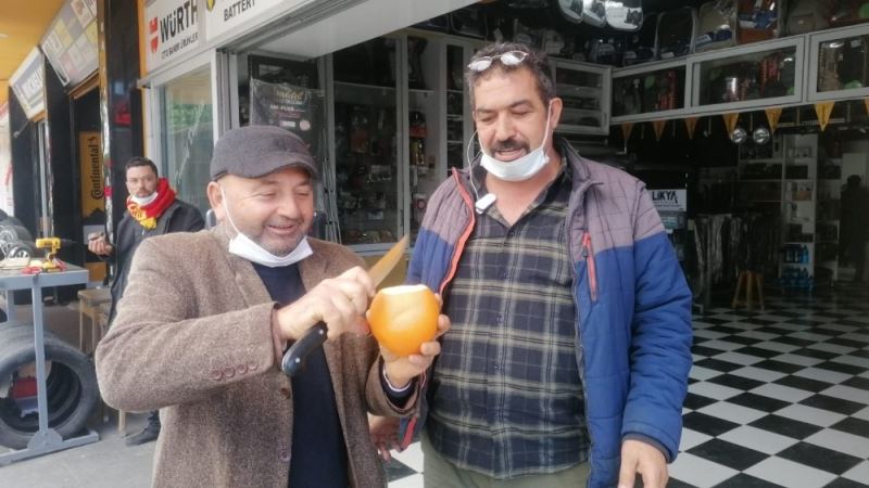 Manavgat’ta tanesi 1 kilogramı geçen portakallar görenleri şaşkına çeviriyor
