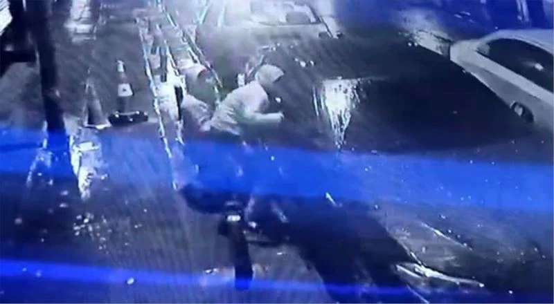 Esenler’de lüks araç vatandaşların gözü önünde soyuldu
