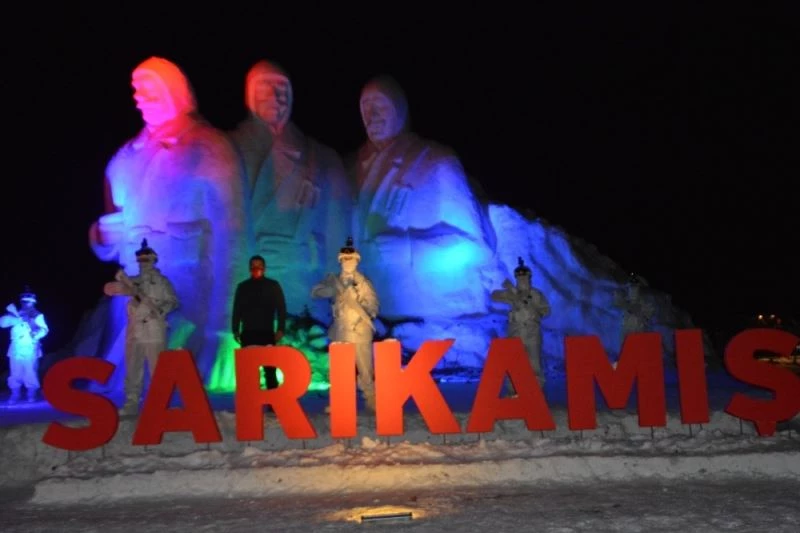 90 bin Sarıkamış şehidi anısına yapılan kardan heykeller ışıklandırıldı
