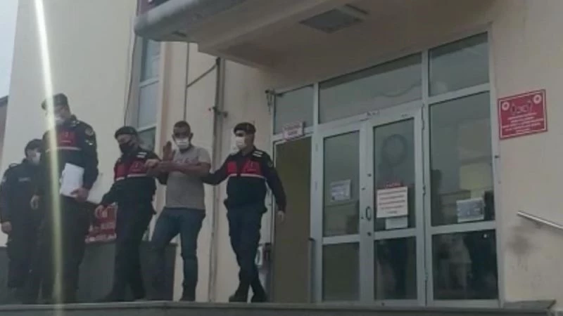 27 yıl hapis cezası bulunan firari cezaevine götürülürken el salladı
