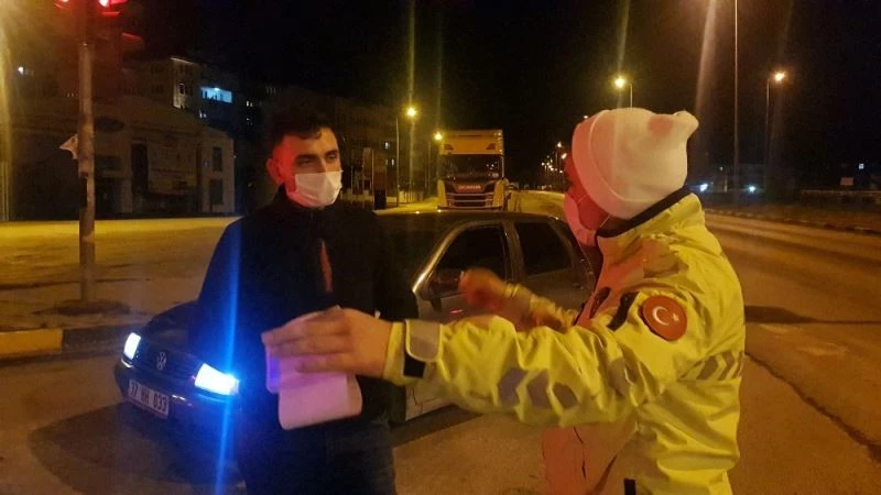 Ehliyetsiz sürücü otomobili ile cenazeye gitmeye kalkıştı, polislere yakalandı
