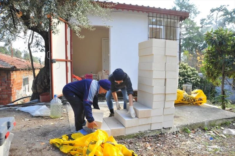 Harabe evde yaşayan engellinin yüzünü hayırseverler güldürdü