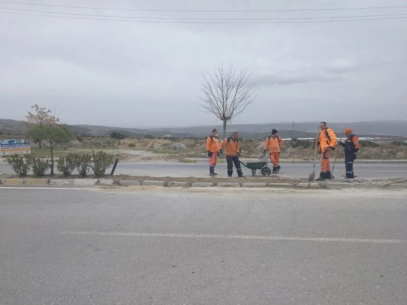 Ekiplerin gündüz yaptığı kaldırım gece sökülüyor
