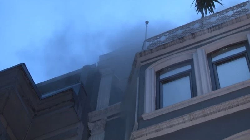 Beyoğlu’nda otel yangınında 2 kişi içeride mahsur kaldı
