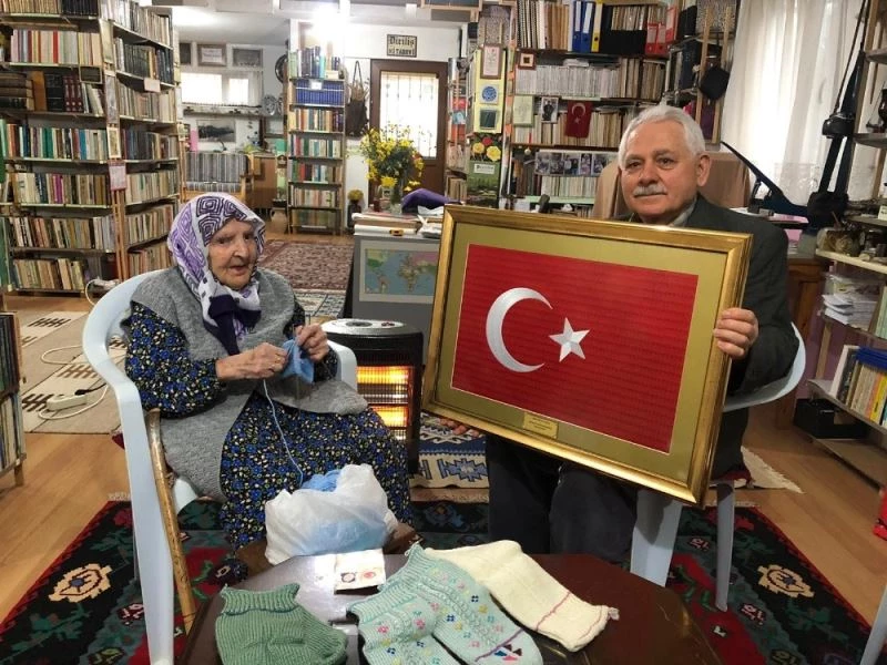 118 yaşındaki Zeliha nineden Mehmetçik’e hediye
