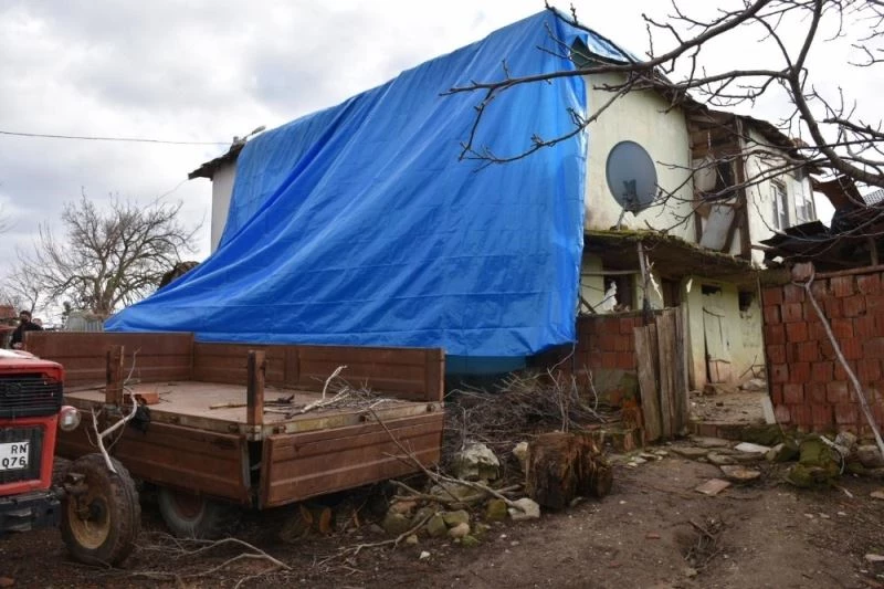 Şarköy’de fırtına çatıları uçurdu, ağaçları devirdi
