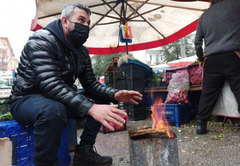Pazar esnafının soğukla mücadelesi
