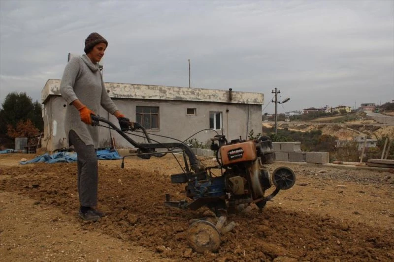 Kocası için traktör sürmeyi öğrenen kadın 15 yıldır tarladan çıkmıyor