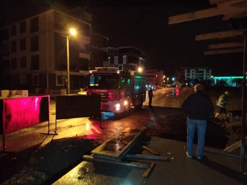 Düştüğü çukurda boğulmak üzere olan köpeği itfaiye kurtardı
