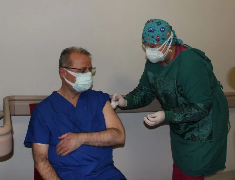 Manisa’da sağlık çalışanlarının aşılaması pazartesi gününe kadar tamamlanacak
