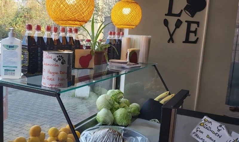 Bu işyerinde çiğ köfte alan kumbaraya para atmadan geçemiyor
