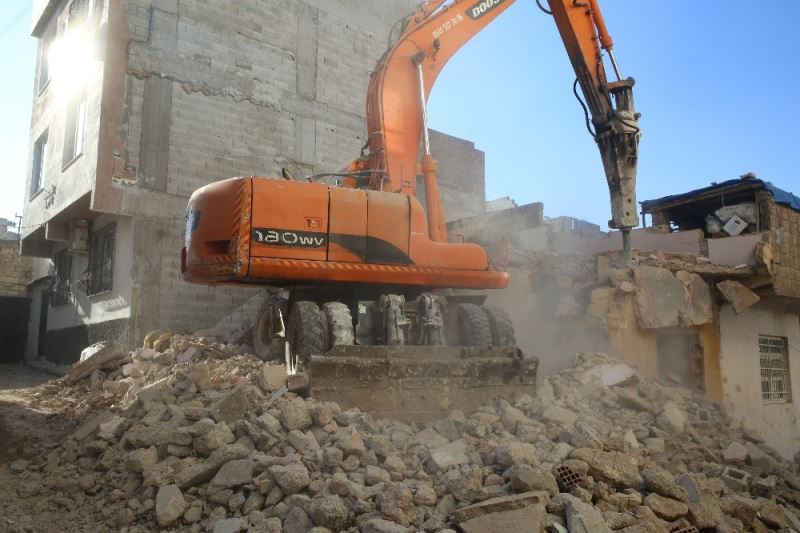 Haliliye’de metruk yapıyı yıkılıyor
