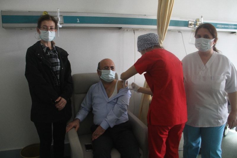 Fethiye’de sağlık çalışanlarına aşı yapılmaya başlandı
