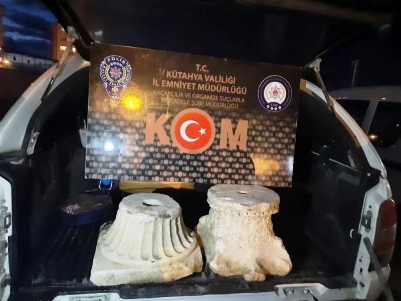 Kütahya’da Bizans dönemine ait iki sütun başlığı ele geçirildi
