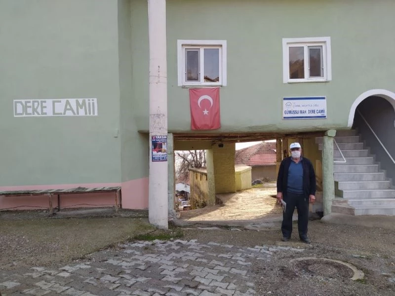 Caminin altından geçmeden bu köye girilmiyor
