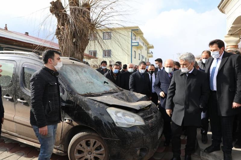 Erzincan protokolü fırtınanın zarara yol açtığı Otlukbeli’de incelemelerde bulundu
