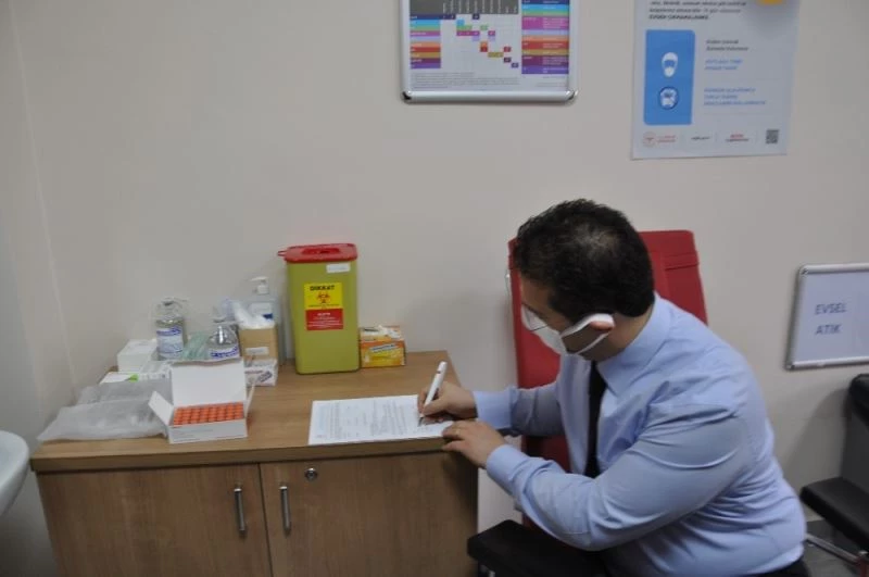 Sağlık çalışanlarına aşılar yapılmaya başladı
