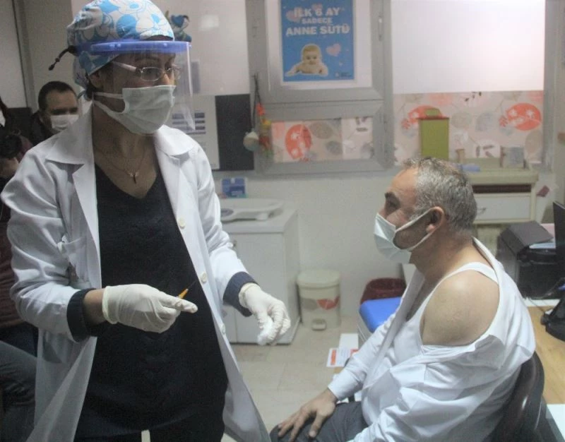 Kütahya’da 153 aşı odası kuruldu, sağlık çalışanları aşılanmaya başladı
