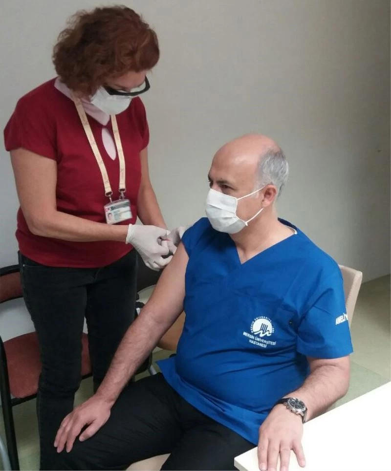 MEÜ Tıp Fakültesi’nde ilk aşı Rektör Çamsarı’ya
