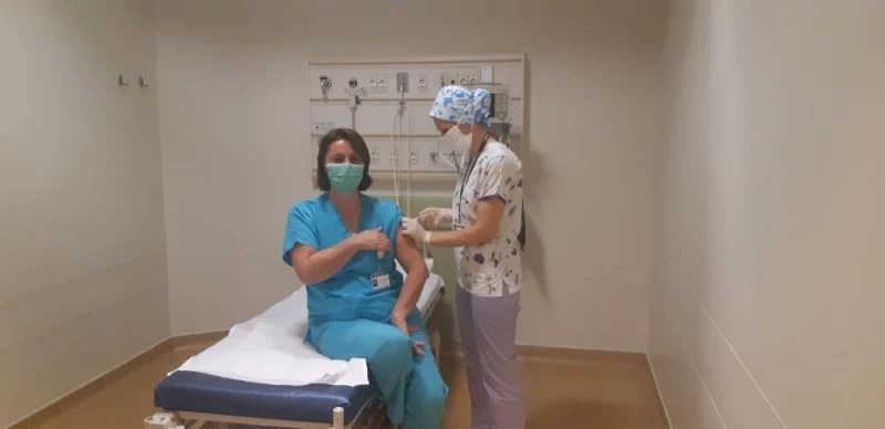 Acıbadem Bursa Hastanesi sağlıkçıları da aşı yaptırdı
