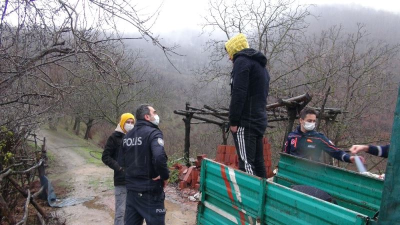 Ormanlık alanda gece kaybolan iki genç donmamak için brandanın altında sabahladı
