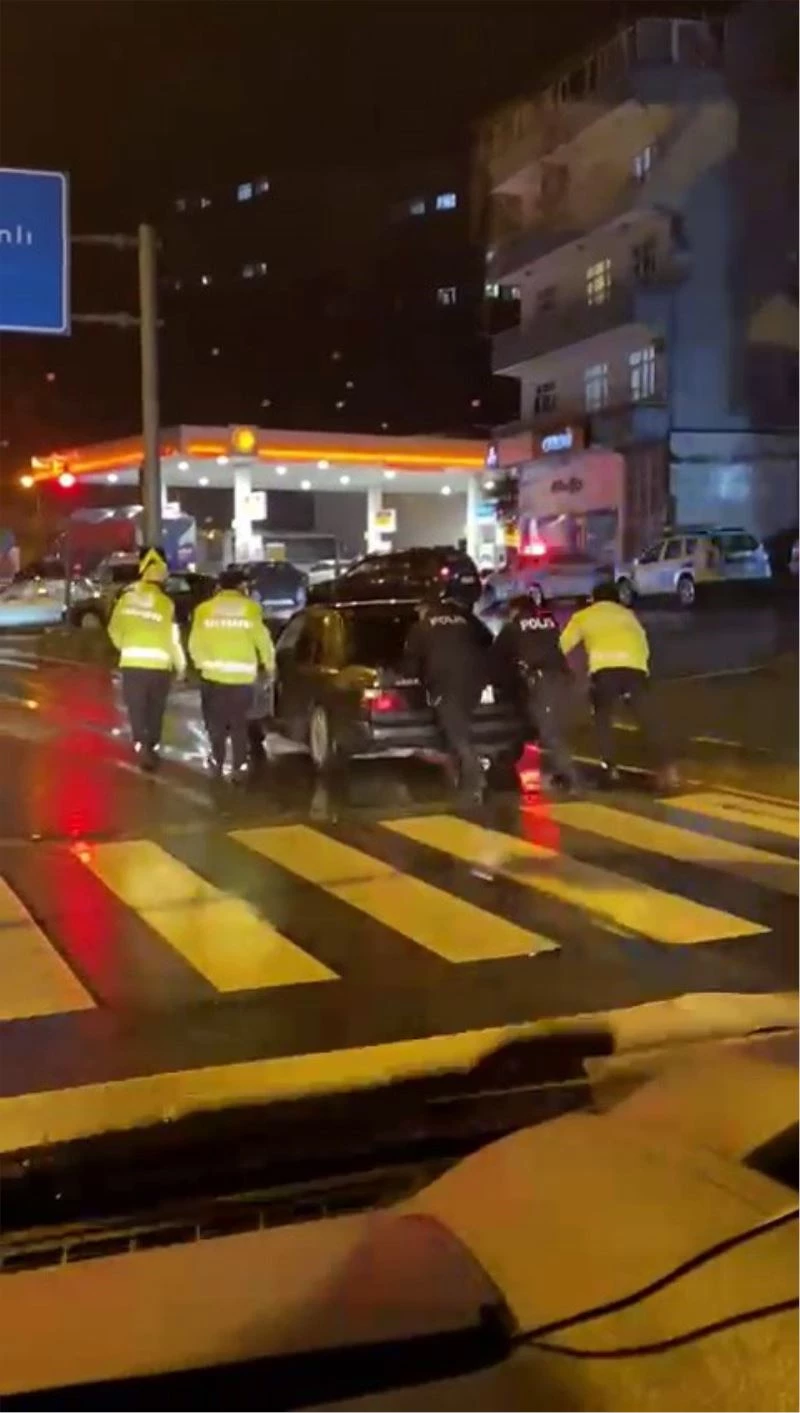 Trafik polisi yolda kalan otomobili iterek, sürücüye yardım etti
