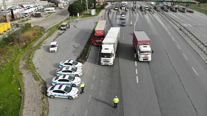 (Özel) Kar alarmı verilmişti, polislerin kış lastiği denetimi havadan görüntülendi
