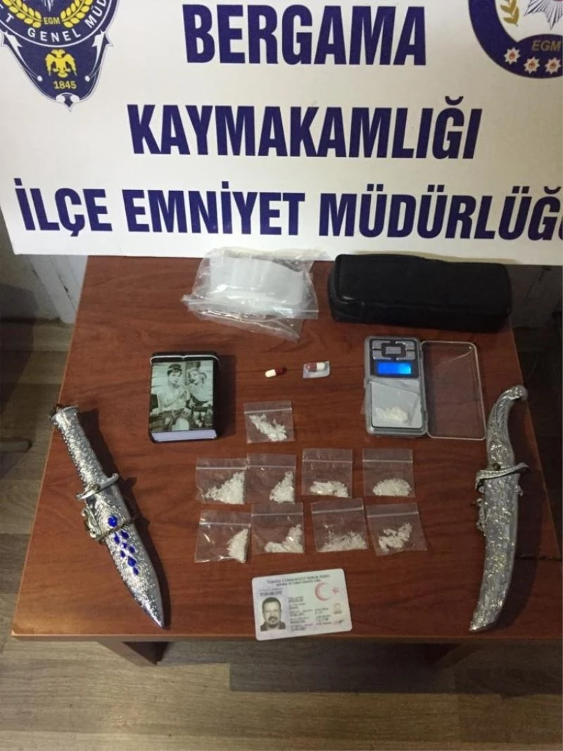 Bergama’da bir kişinin üst aramasında ve evinde uyuşturucu maddeler ele geçirildi
