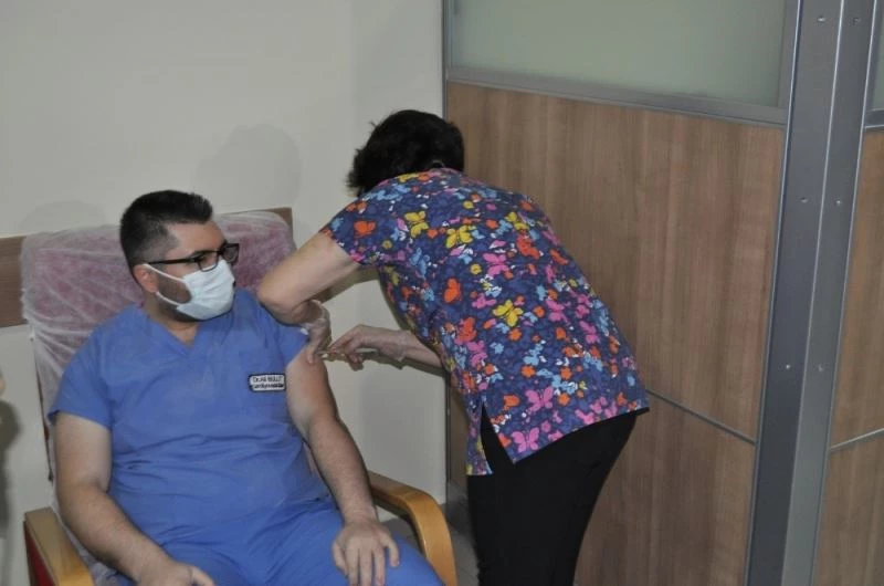 Kırşehir’de, sağlık personelinde aşılama başladı
