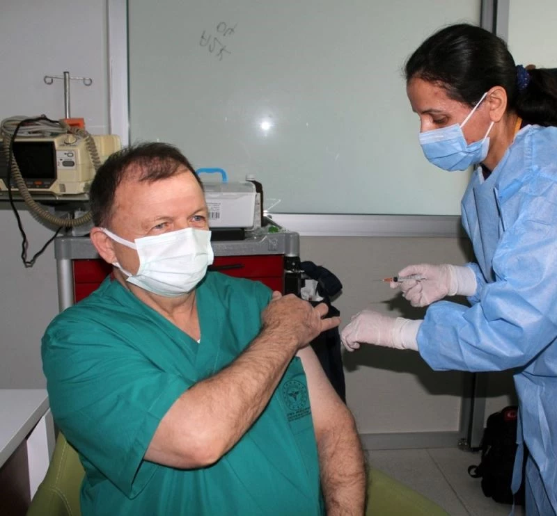 İlk aşı Sağlık Müdürü İskender Gencer’e
