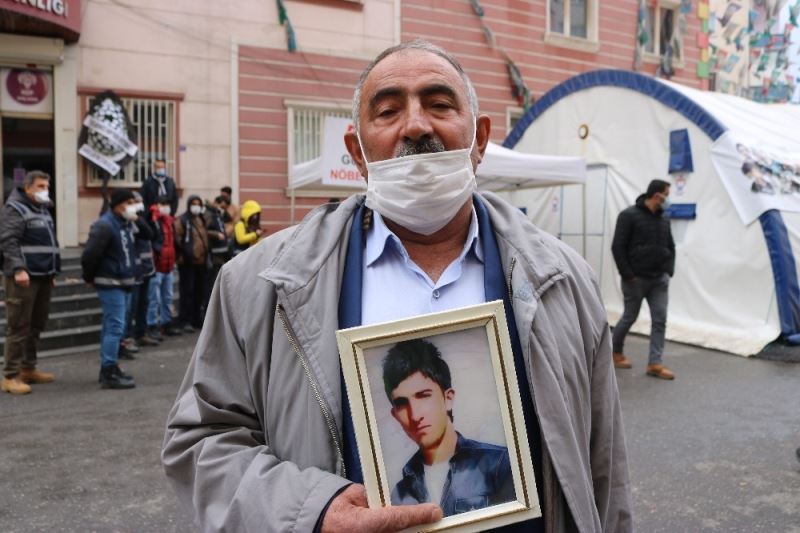 HDP önündeki eylemin 500’üncü gününde bir aile daha çocuğuna kavuşmak için nöbete katıldı
