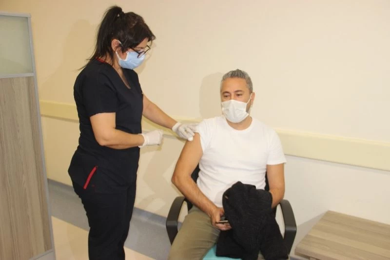 Alanya’da sağlık çalışanları aşılanmaya başlandı
