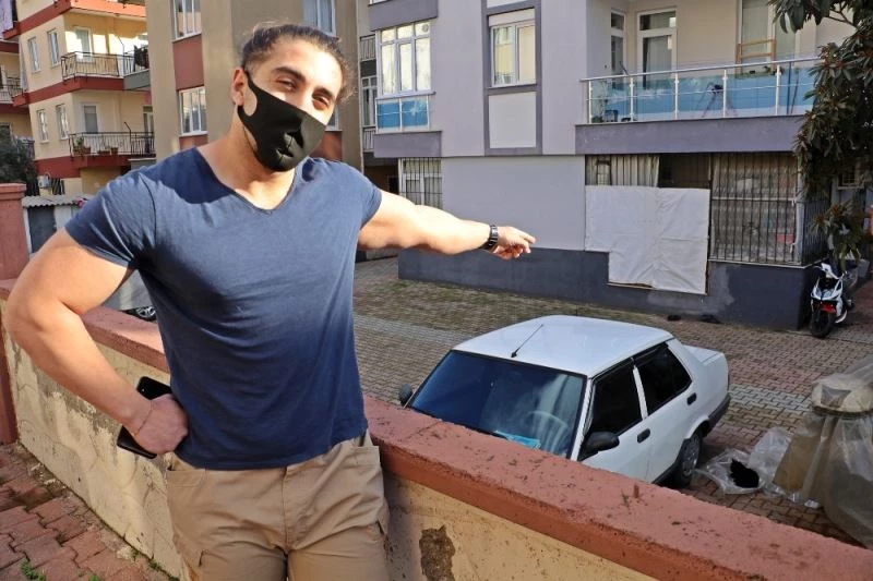 Dövüş sporlarıyla ilgilenen gence, kedilere süt verirken terlikli tükürüklü saldırı
