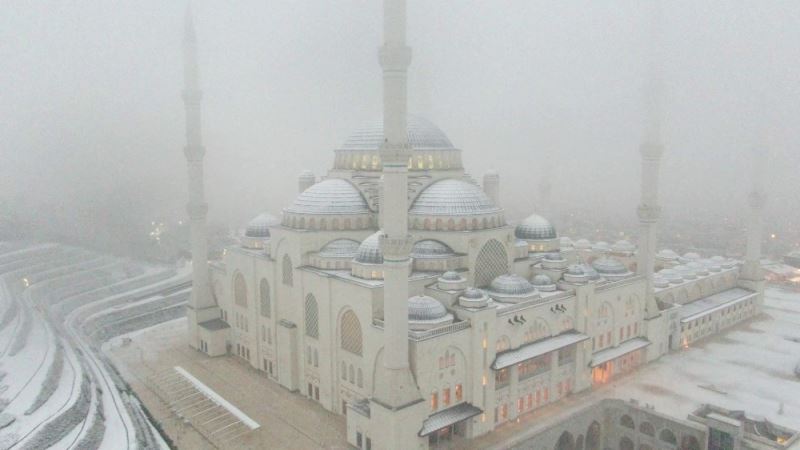 Beyaz örtüye bürünen Çamlıca Camii havadan görüntülendi
