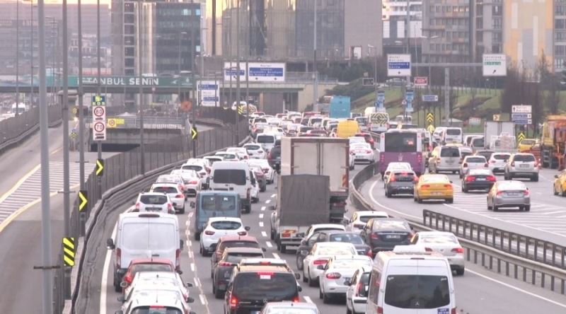 İstanbul’da haftanın son gününde trafik yoğunluğu

