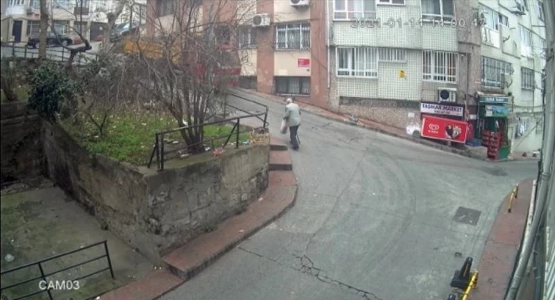 Beyoğlu’nda frenleri tutmayan kamyonet binaya çarptı
