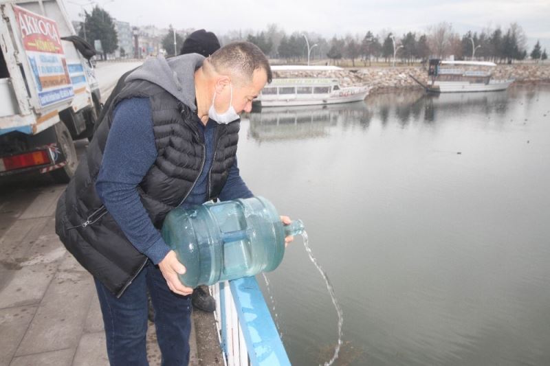 Suları çekilen Beyşehir Gölü’ne damacanalarla su döktü
