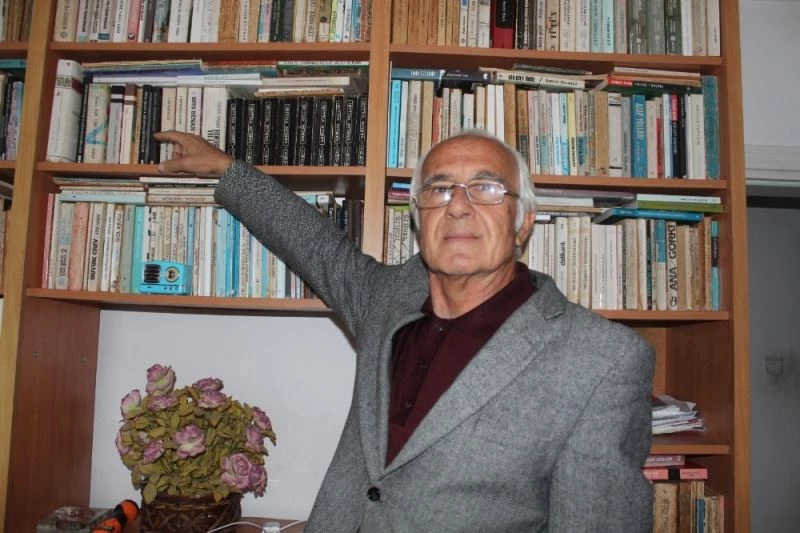 5 bin kitabın yer aldığı kütüphanesini satışa çıkardı
