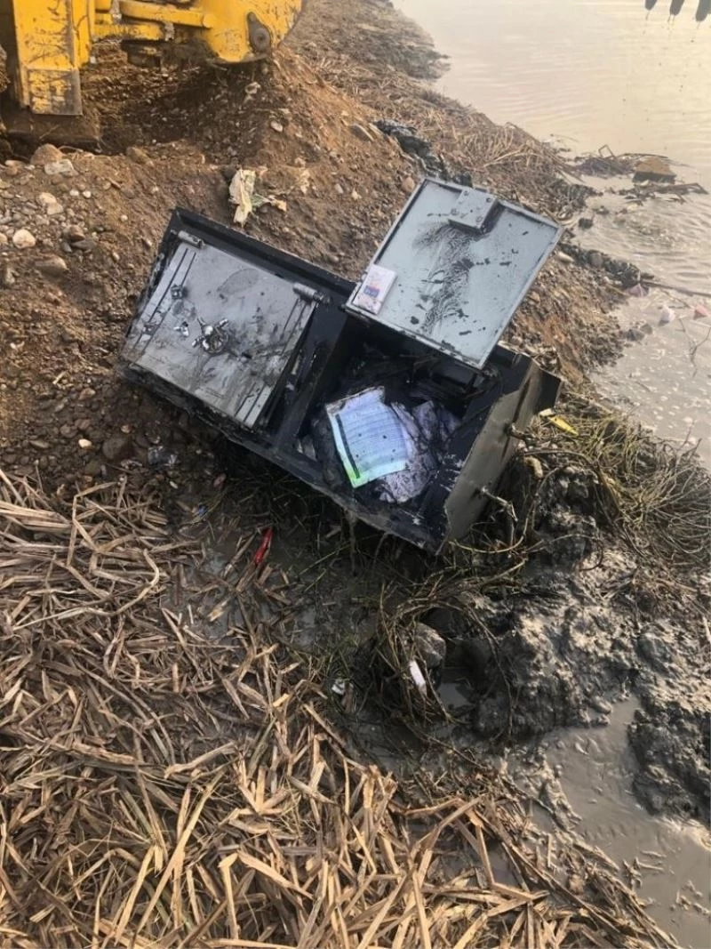 İçinde 350 bin liranın bulunduğu kasayı, paraları aldıktan sonra yakıp nehre atmışlar
