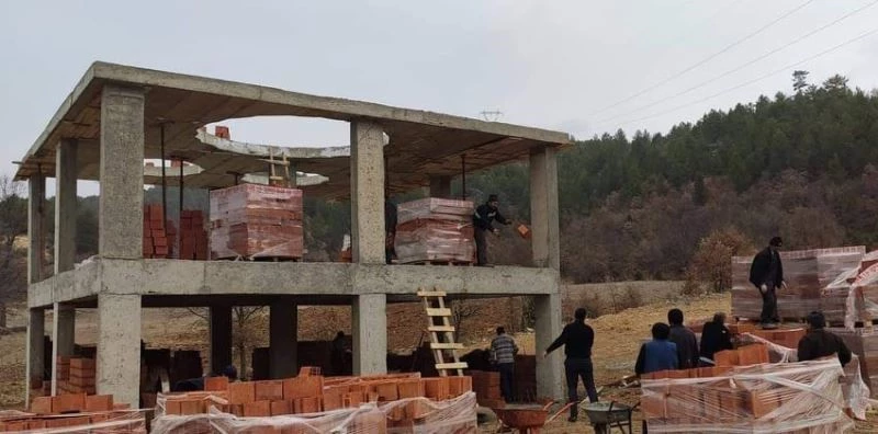 Köylüler imece usulü mescit yapıyor
