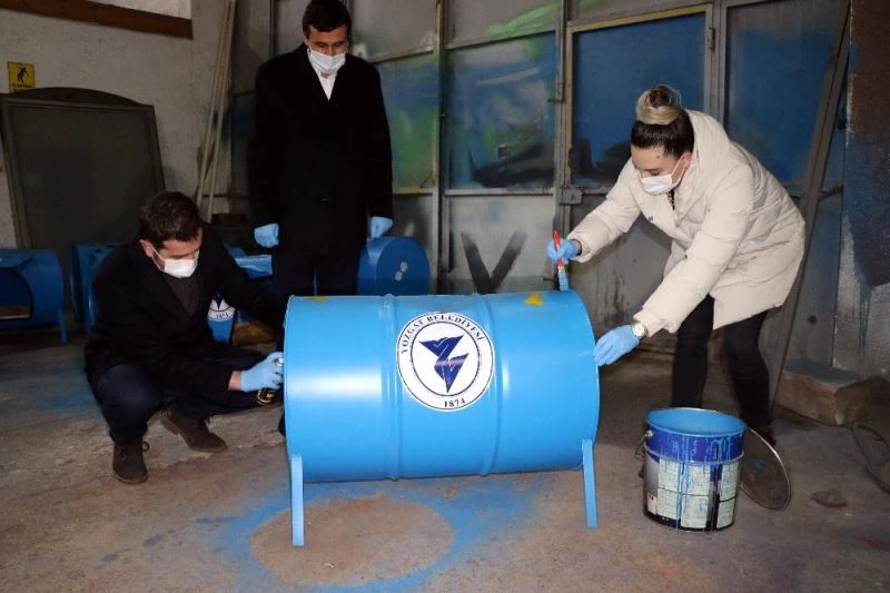 Atık variller sokak hayvanlarına yuva oldu
