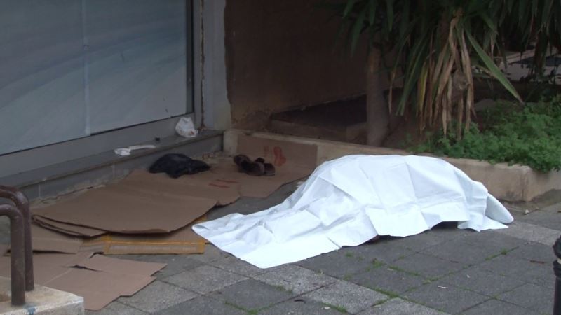 Kadıköy’de sokakta yaşayan yaşlı adam ölü bulundu
