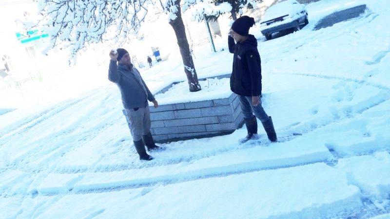 Burhaniye’de kar yağışı etkili oldu
