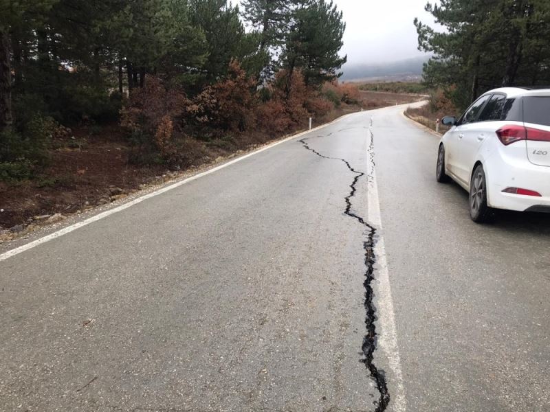 Köy yolunda oluşan derin ve uzun yarıklar korkutuyor
