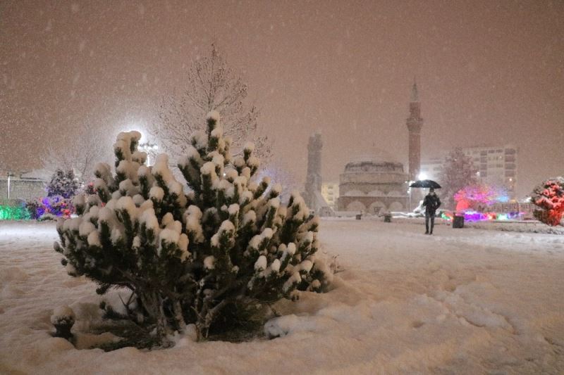 Sivas’ta kar yağışı kartpostallık görüntüler oluşturdu
