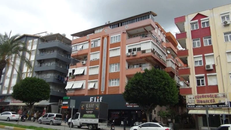 Sigara içmek için çıktığı balkondan düşen adam hayatını kaybetti
