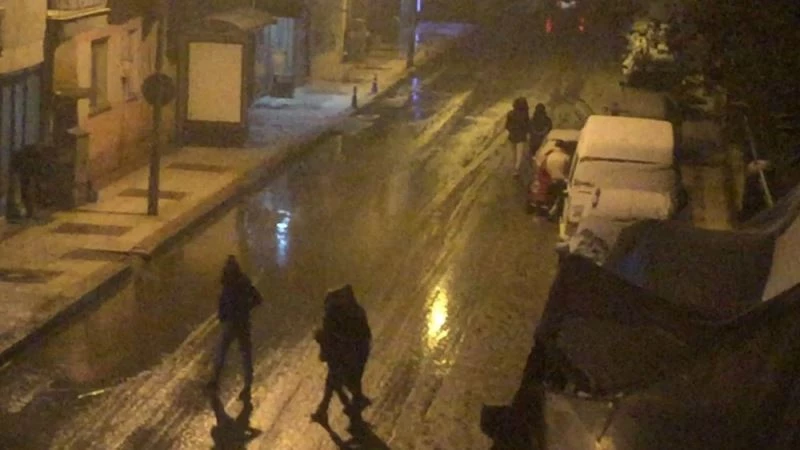 Kar yağdı sokağa çıkma kısıtlamasını unuttular
