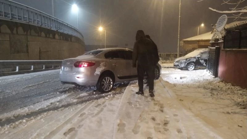 İstanbul’da çocuklar karın tadını çıkarırken sürücüler zor anlar yaşadı
